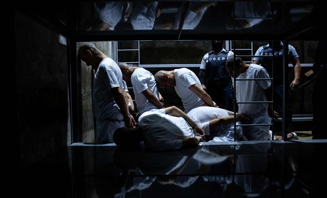 Esta fotografía, difundida el 31 de marzo de 2025 por la oficina de prensa de la Presidencia de El Salvador, muestra a presuntos miembros de la organización criminal venezolana Tren de Aragua y de la pandilla salvadoreña MS-13 a su llegada al Centro de Confinamiento del Terrorismo (CECOT) en la ciudad de Tecoluca, El Salvador. Estados Unidos envió a 17 "criminales violentos" de las pandillas Tren de Aragua y MS-13 a El Salvador el domingo, según declaró el lunes el jefe de la diplomacia estadounidense, Marco Rubio. Foto: AFP