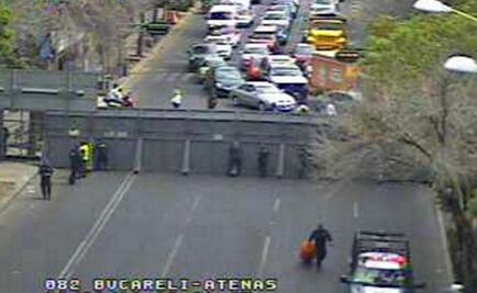 Manifestantes provocan cierre de circulación en Bucareli