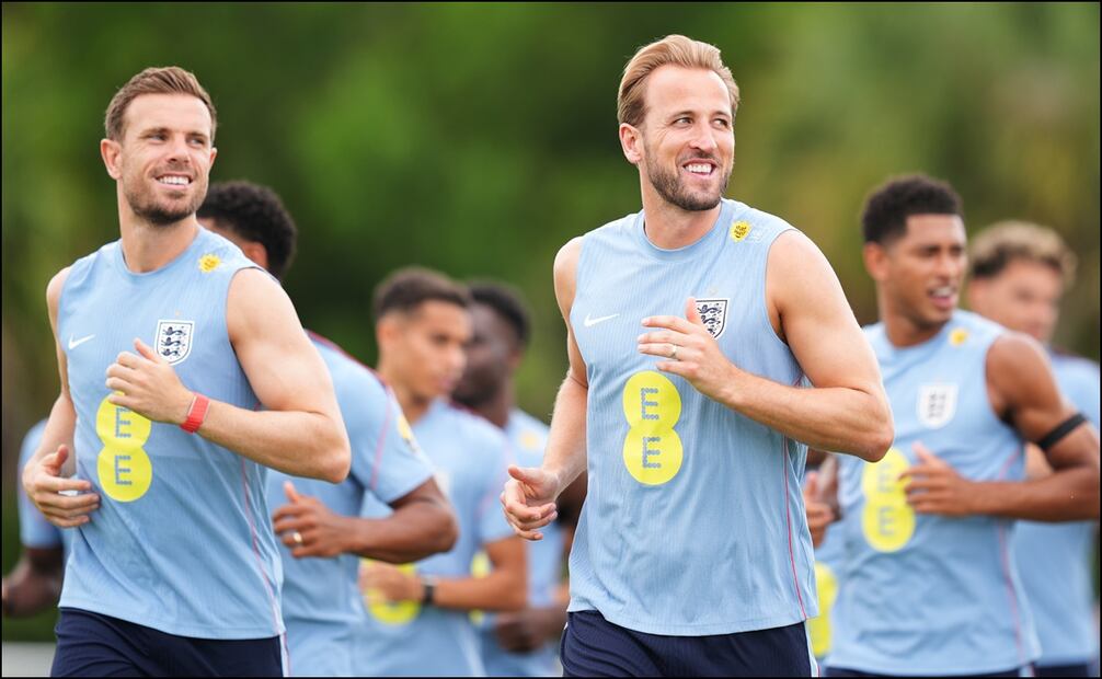 Jugadores de Inglaterra, encabezados por Harry Kane, trotan durante la práctica del combinado inglés. FOTO: AP