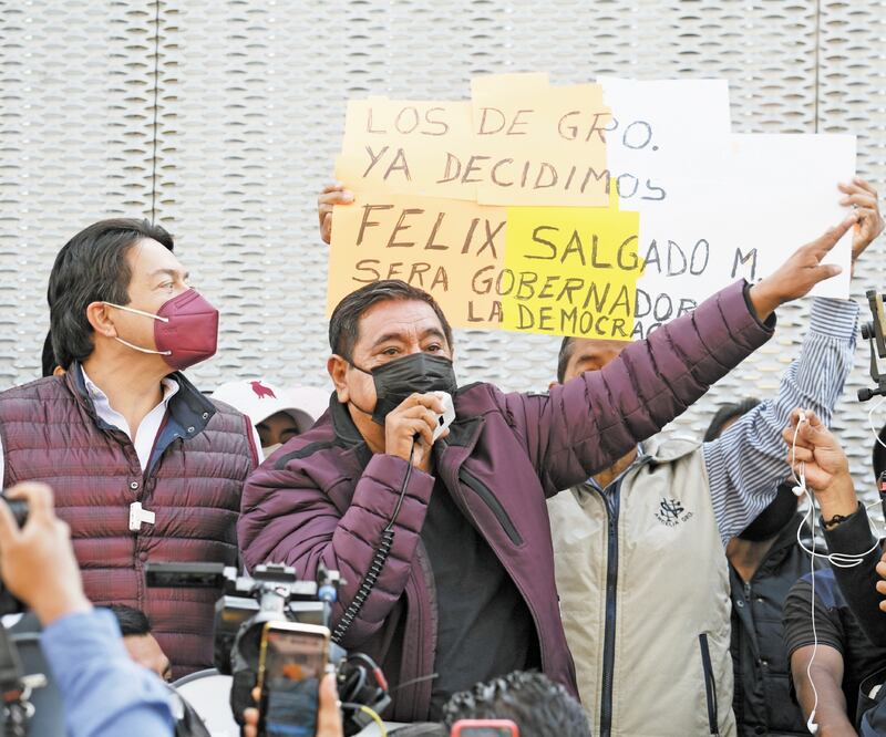 Mario Delgado, líder nacional de Morena, y Félix Salgado Macedonio encabez aro n la protesta en la sede del TEPJF. Foto: HUGO GARCÍA. EL UNIVERSAL