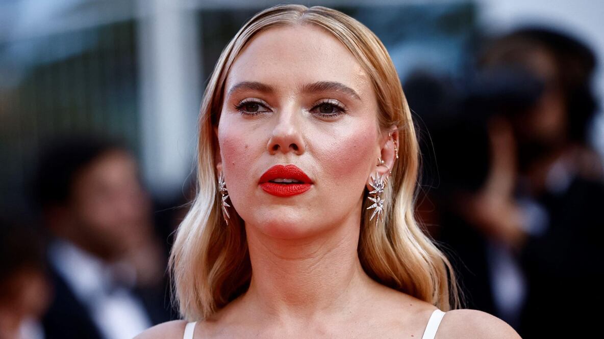 Esta no es la primera vez que Johansson ha sido víctima de la IA: el año pasado, OpenAI presentó una voz de su ChatGPT muy parecida a la de la actriz.