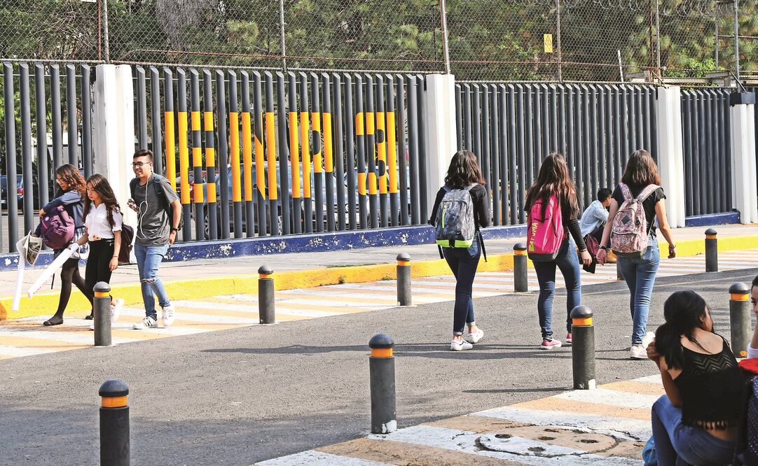 Los estudiantes de la Prepa 3 de la UNAM se dicen consternados por los actos en que incurrieron sus compañeras de clase (VALENTE ROSAS. EL UNIVERSAL)