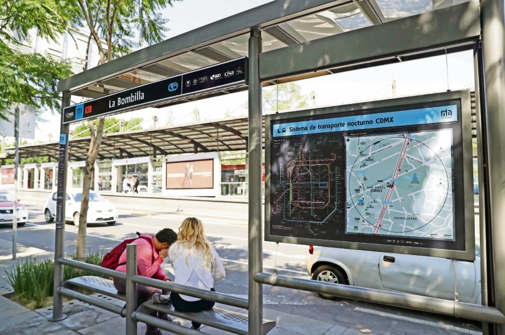 A partir de ahora, el corredor Insurgentes, que va de la estación Doctor Gálvez a Indios Verdes con una distancia de 19 kilómetros, contará con 71 paradas donde se mostrarán mapas del Nochebús, zonas de parabuses y horarios (LUIS CORTÉS. EL UNIVERSAL)