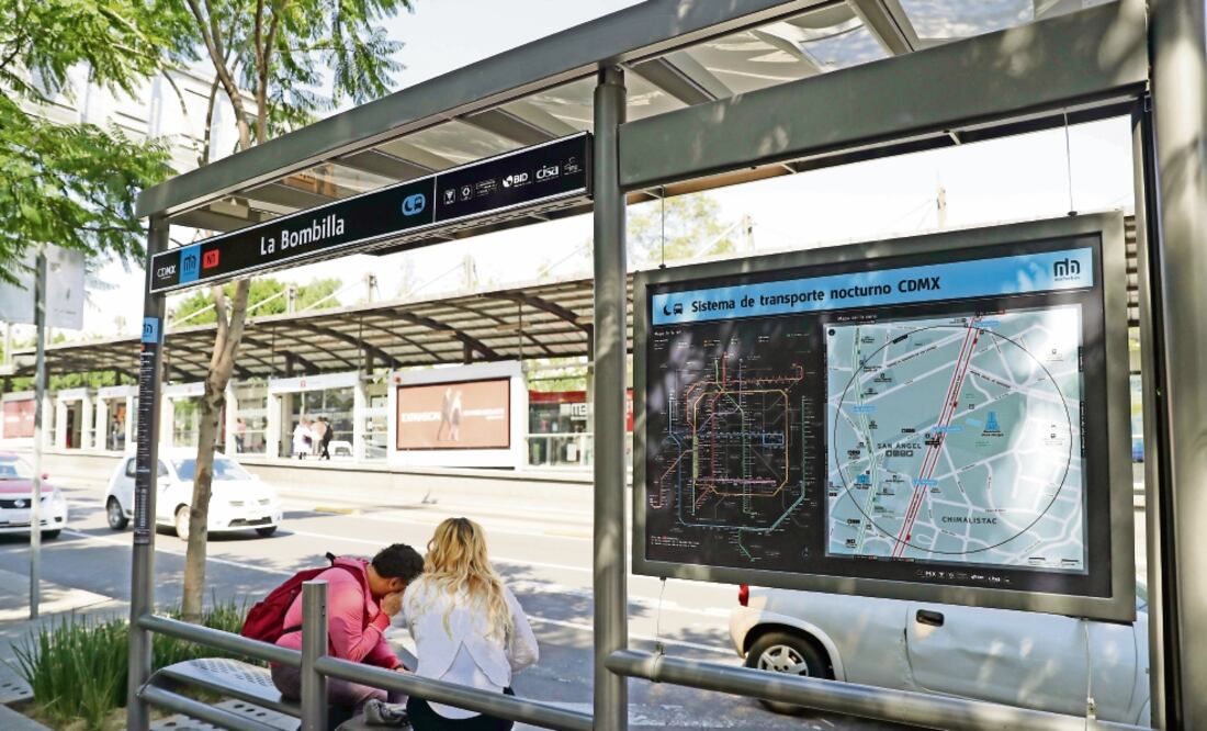 A partir de ahora, el corredor Insurgentes, que va de la estación Doctor Gálvez a Indios Verdes con una distancia de 19 kilómetros, contará con 71 paradas donde se mostrarán mapas del Nochebús, zonas de parabuses y horarios (LUIS CORTÉS. EL UNIVERSAL)