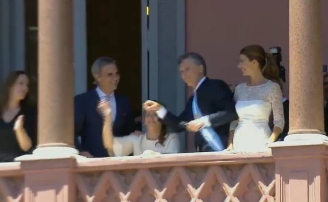 Felicidad embarga a Macri; baila con banda presidencial