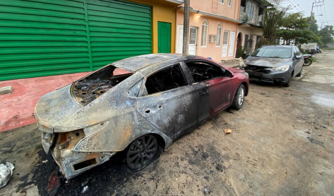 Amanecen autos y negocios incendiados en Villahermosa, Tabasco, a días de la captura del líder de “La Barredora”. Foto: Luma López/EL UNIVERSAL
