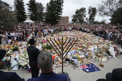 Australia rinde homenaje a víctimas del atentado en playa Bondi; el tiroteo más sangriento en la historia del país