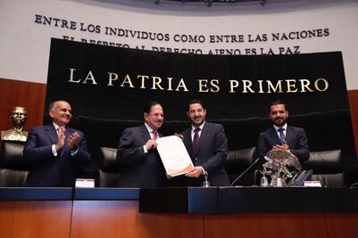 Congreso reconoce a Ealy Ortiz por sus 50 años al frente de EL UNIVERSAL