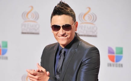 Elvis Crespo juega softbol con presos