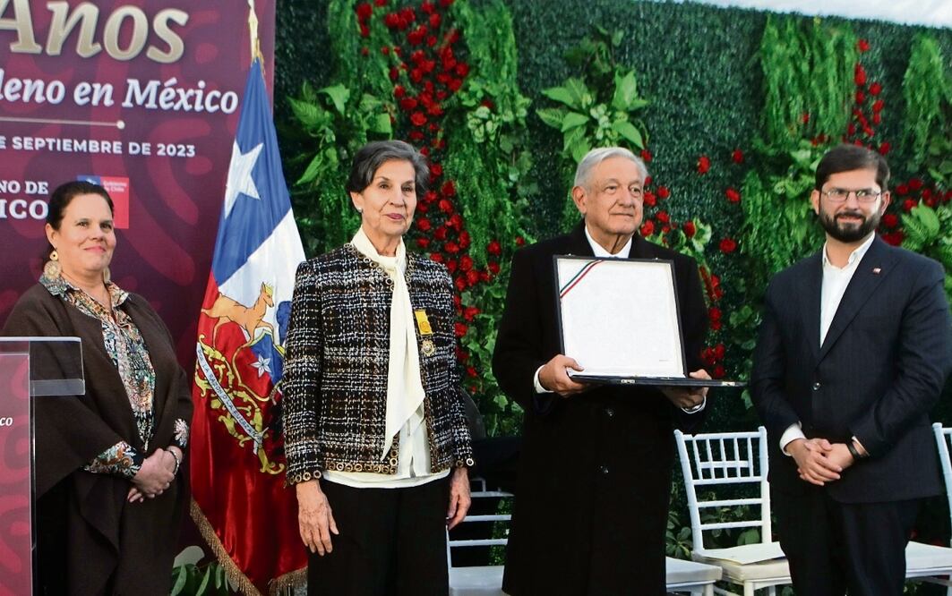 López Obrador condecoró a la senadora Isabel Allende Bussi, en Santiago. A la derecha, el presidente chileno Gabriel Boric. Foto: Presidencia de México.