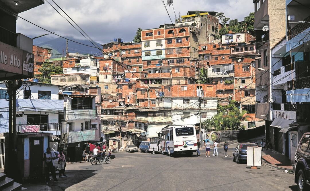 Un barrio popular en Caracas. Venezuela cerró 2022 con una alza de precios de 305.7% interanual, lo que hace temer una nueva hiperinflación. Foto; Miguel Gutiérrez / EFE
