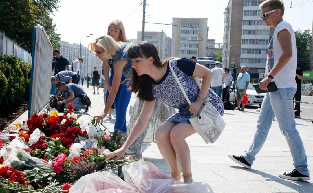 Varias personas dejan unas flores en memoria de las víctimas de la masacre de Niza, delante de la embajada de Francia en Moscú, Rusia. Foto: EFE