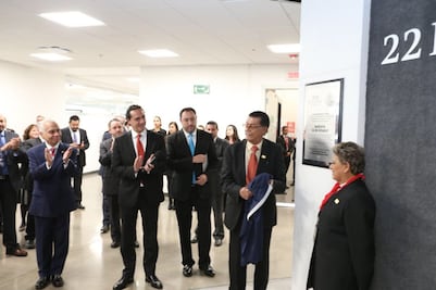 Develan placa del salón “Procuradores” en instalaciones de PGR