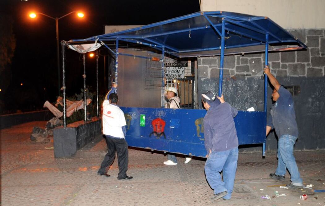 En 2009, trabajadores de la UNAM retiraron puestos semifijos de la Facultad de Filosofía y Letras en Ciudad Universitaria luego que un hombre fue asesinado en las inmediaciones de la escuela. Foto: Archivo/EL UNIVERSAL