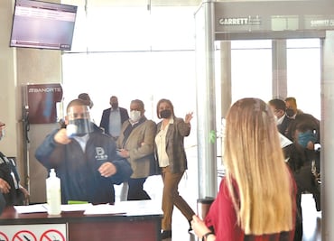 Balconean a personajes públicos en audiencia en Chihuahua