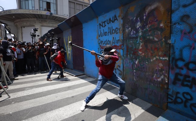 Con mazos, CNTE intenta derribar vallas para ingresar al Zócalo; sigue minuto a minuto la manifestación