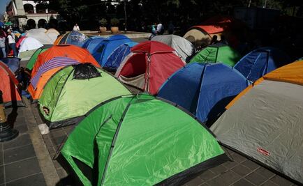 Pernoctan normalistas frente a Palacio de Gobierno de Oaxaca por plazas