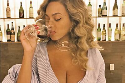 Critican a Beyoncé por tomarse una copa de vino