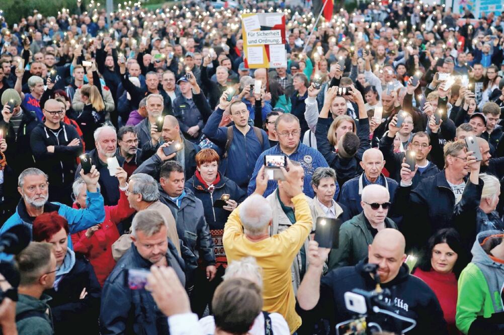 Unas mil personas se manifestaron ayer en Chemnitz, Alemania, contra la política migratoria del gobierno (HANNIBAL HANSCHKE. REUTERS)