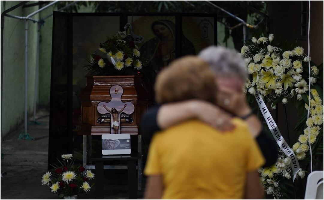 Llega cuerpo de Hipólito Mora a su tierra; homenajea SSP a los escoltas. Foto: Eduardo Verdugo/ AP