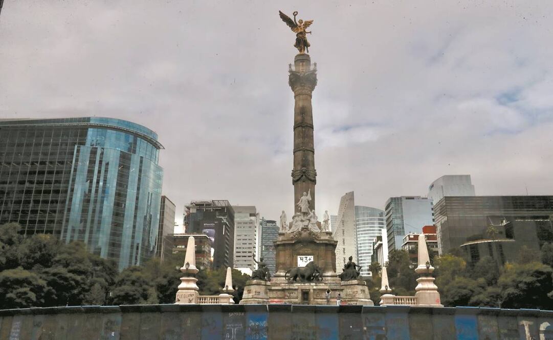 La columna del Ángel de la Independencia amaneció con vallas metálicas tras la marcha de Ayotzinapa. Foto: Ernesto Álvarez/ EL UNIVERSAL