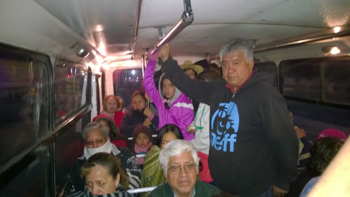 Algunos fieles prefieren avanzar pequeños tramos en microbuses, quienes cobran un aproximado de diez pesos por persona sin recibir objeción alguna (JUAN MANUEL BARRERA. EL UNIVERSAL)