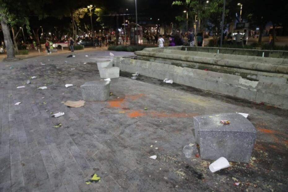 Video. Comerciantes bloquean avenidas Balderas y Juárez; vandalizan vehículo del gobierno CDMX