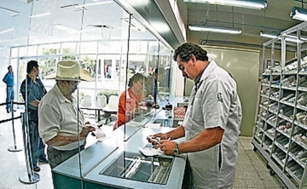 Derechohabientes han tenido que comprar sus medicamentos a falta de éstos en las farmacias del sector Salud, incluso en las Fuerzas Armadas. Foto: ARCHIVO EL UNIVERSAL