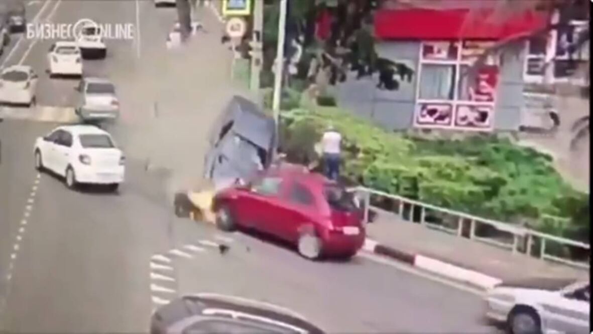 Un auto embistió a un grupo de transeúntes en la ciudad rusa de Sochi, sede del Mundial de Futbol. Foto: Especial