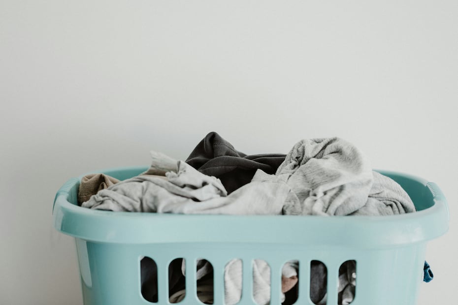 Si notas que tu ropa huele mal incluso después de sacarla de la lavadora, quiere decir que tu electrodoméstico necesita limpiarse a profundidad. Foto: Unsplash