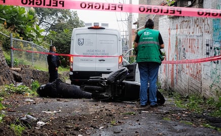 Muere motociclista tras caer a un barranco en calles de Tlalpan; presuntamente perdió el control de la unidad  