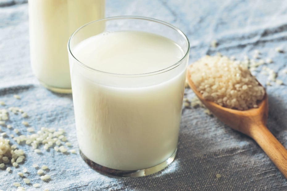 La bebida de arroz suele recomendarse para personas con múltiples alergias alimentarias, ya que no contiene lactosa, nueces ni soya. Foto: istockphoto