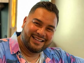 El criticado momento de Banda MS: lanzan al vocalista Alan Ramírez sobre mesa con copas