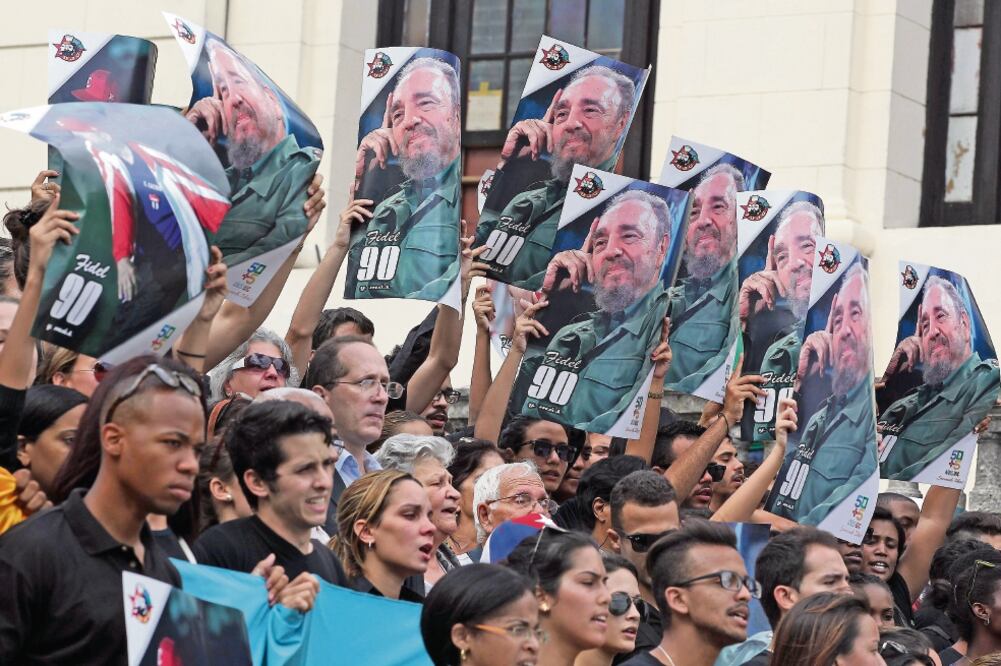 Cientos de jóvenes participaron ayer en una concentración en la Universidad de La Habana para recordar a Fidel Castro. (FOTO: ALEJANDRO ERNESTO. EFE)