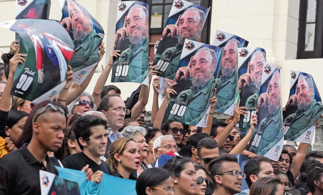 Cientos de jóvenes participaron ayer en una concentración en la Universidad de La Habana para recordar a Fidel Castro. (FOTO: ALEJANDRO ERNESTO. EFE)