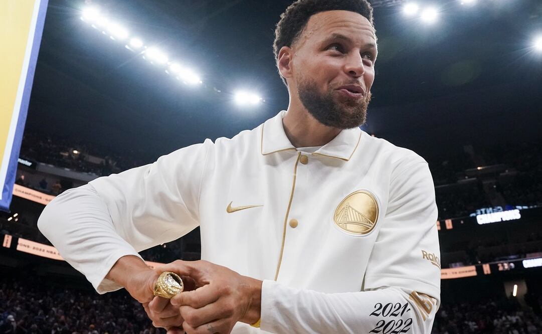 Steph Curry presumiendo el anillo de campeón / Foto: AP