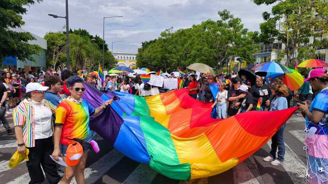Comunidad LGBTQ+ realiza Marcha del Orgullo en varias ciudades del país; exigen respeto e inclusión. Foto X @PoliciaGDL