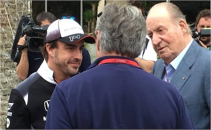 El rey Juan Carlos saluda a Alonso y a Sainz en Bahrain