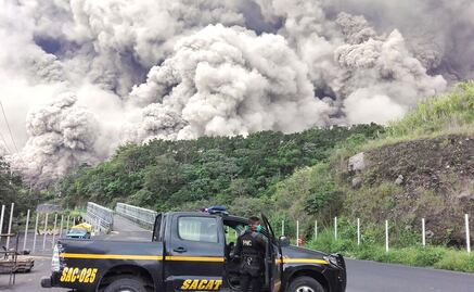 Video. Captan erupción del volcán de Fuego de Guatemala desde el cielo