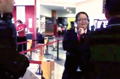 Sanciona Cinemex a empleada que pellizcó a niña vendedora