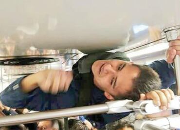 Joven viaja pegado al techo del Tren Ligero