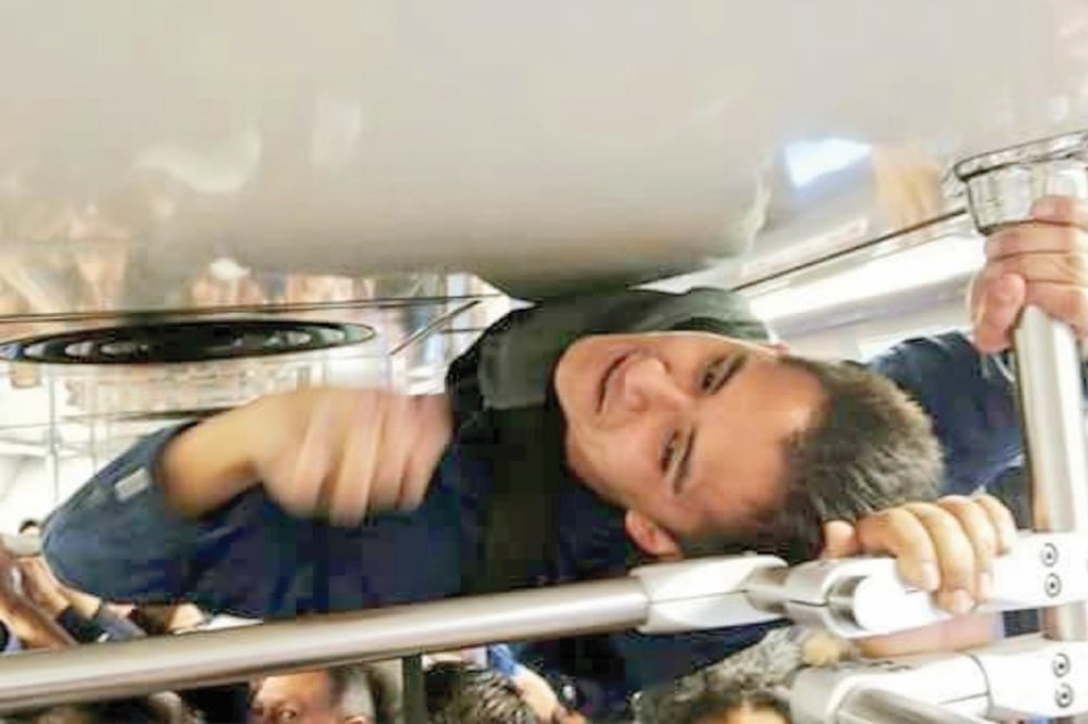 El Servicio de Transportes Eléctricos condenó esta práctica y pidió a los usuarios no replicarla para evitar accidentes. (TOMADA DE VIDEO)