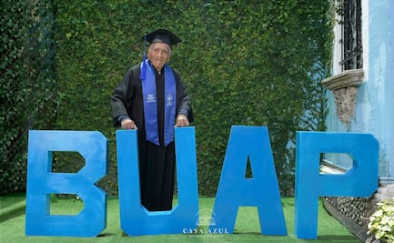 Con toga y birrete, don Felipe de 84 años posa sonriente para su foto de graduación