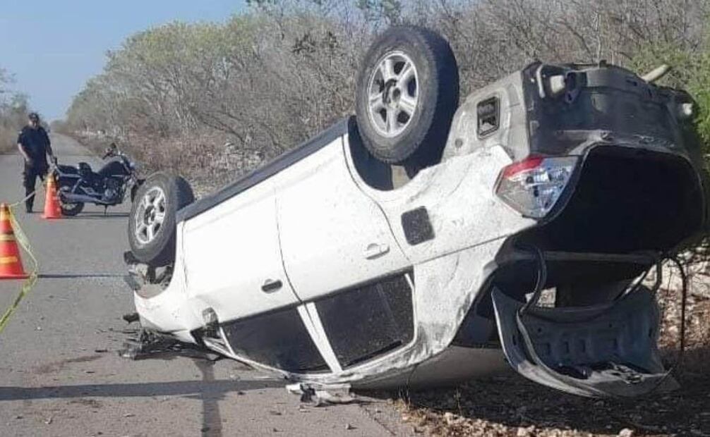 Dos jóvenes se salvaron tras volcar aparatosamente en la carretera Dzidzantún-Santa Clara este domingo. Foto: Especial