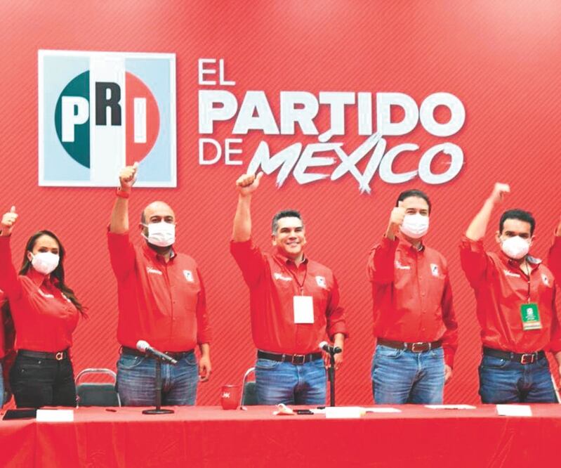 Alejandro Moreno, líder nacional del PRI (centro), celebró el “carro completo” y aseveró que su partido sabe gobernar y dar resultados. El priista declaró en Torreón que la victoria del partido representará el regreso de esta fuerza política. ESPECIAL