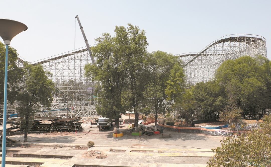 El desmantelamiento de la montaña rusa de la exFeria de Chapultepec se hace por etapas, por lo que aún se conserva gran parte de esta atracción. El parque está cerrado desde el 28 de septiembre de 2019. Foto: RENÉ VILLEDA/ EL UNIVERSAL