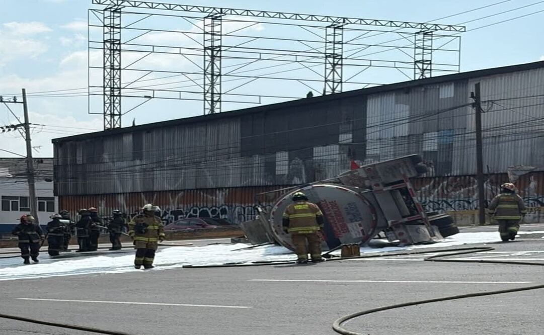 Reabren autopista México-Pachuca tras volcadura de pipa de combustible. Foto: Especial