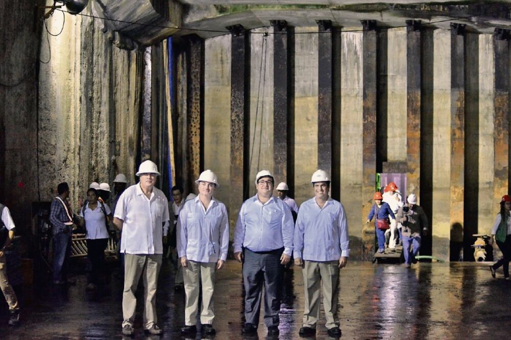 El gobernador Javier Duarte realizó un recorrido por la que considera la obra de mayor tecnología y complejidad en el estado (ESPECIAL)