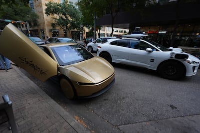 Elon Musk lanza los Cybercabs, taxis autónomos de Tesla; invita a que pasajeros pierdan el miedo a "no tener control"