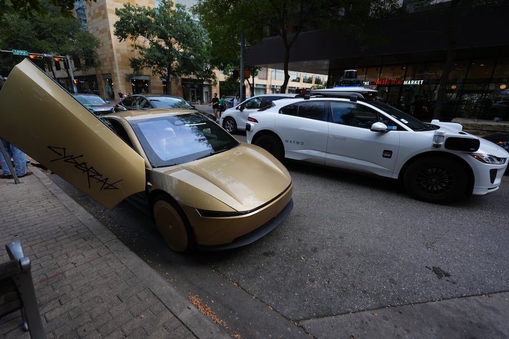 Un taxi de Waymo (derecha) pasa junto a un Tesla Cybercab (izquierda) en la ciudad de Austin, Texas. Foto: AP (03/09/26)